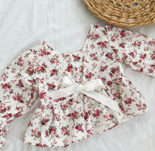 Load image into Gallery viewer, Floral blouse
